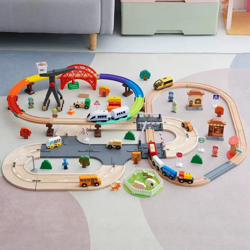 Holzspielzeugzug für Kinder mit bunten Zügen, Fahrzeugen und Hindernissen auf hellem Boden