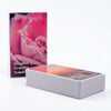 Paquet de cartes Oracle Twin Flame Open Heart avec un design rose et blanc, exposé à côté d'une pile de cartes.