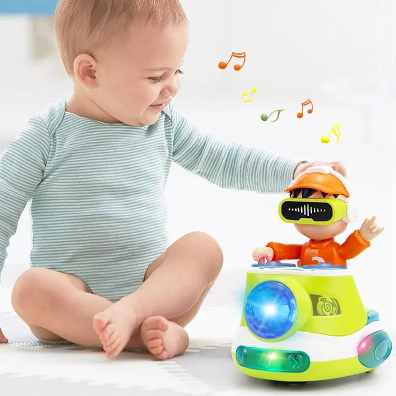 Un bébé interagit avec une voiture DJ interactive orange et jaune pour enfants qui joue de la musique.