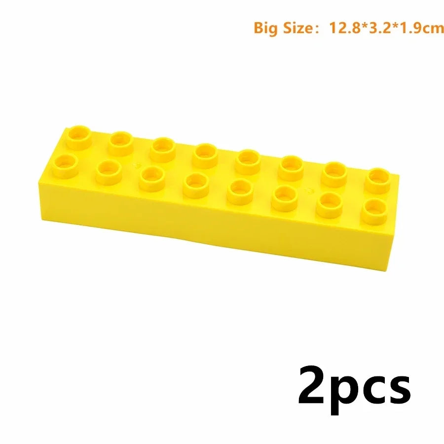 Un bloc de construction rectangulaire jaune avec plusieurs protubérances circulaires, vu de côté.