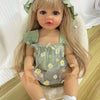 Poupée princesse en silicone réaliste avec longs cheveux blonds, vêtue d'une robe florale verte et d'un bonnet à volants asso