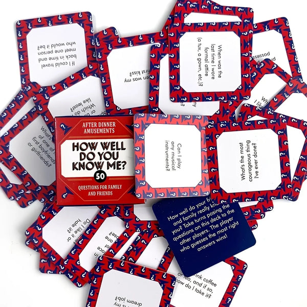 Un jeu de cartes rouge et blanc pour un jeu familial intitulé 'How Well Do You Know Me?'