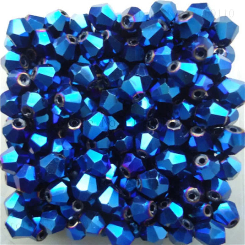 Un amas de perles de cristal bleues et facettées pour la fabrication de bijoux DIY