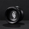 Yoyo en aluminium noir haute performance avec design blanc, sur fond sombre.