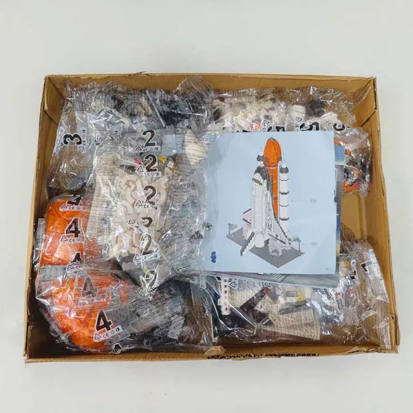 Schachtel mit Modellbausatz des Space Shuttle Expeditions, 1.230 Teile