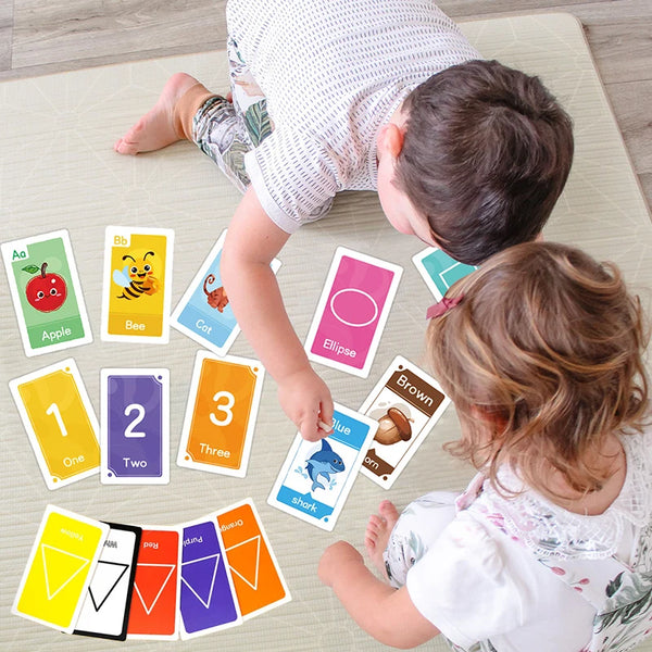 Ein Kind interagiert mit einem Set Montessori-Lernkarten mit verschiedenen Früchten, Tieren und Formen.