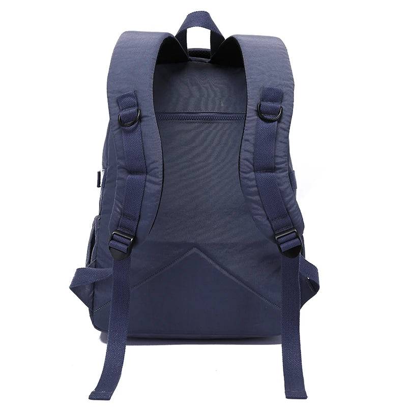 Sac à dos de voyage bleu marine, durable, avec bretelles rembourrées et panneau dorsal en maille.