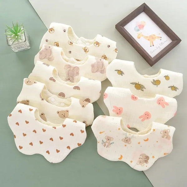 Ein Set aus drei hellen Baumwoll-Gaze-Baby-Flaschenhosen mit verschiedenen Tiermustern für Säuglinge.