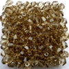 Une pile de perles de cristal ambrées claires pour la fabrication de bijoux DIY.