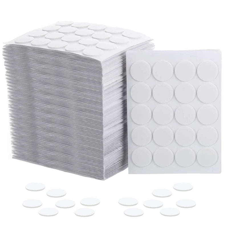 A stack of white pre-waxed cotton candle wicks with metal sustainer tabs and loose individual wicks.