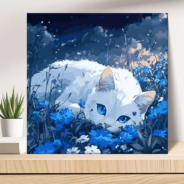 Un gato blanco acostado entre flores azules y follaje oscuro, pintado al estilo acrílico.