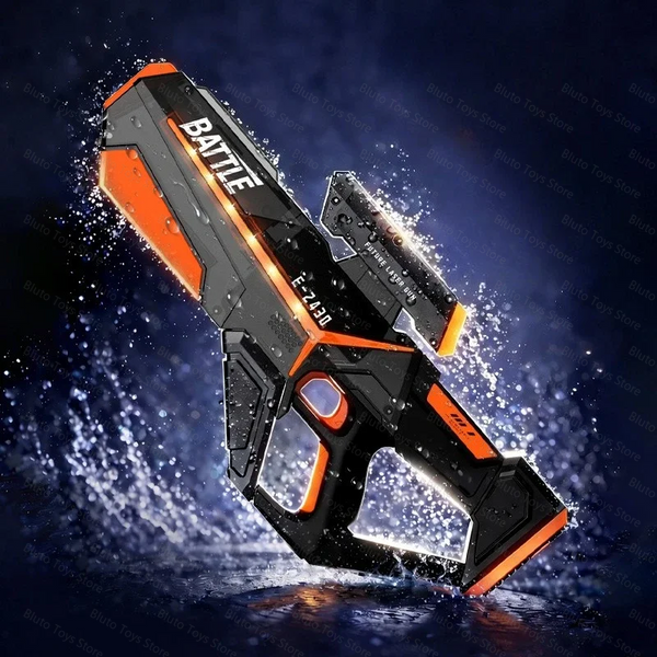 Un pistolet à eau électrique sci-fi orange et noir à tir rapide, sur fond sombre.