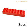 Un bloc de construction rectangulaire rouge avec plusieurs pions, vu de côté.