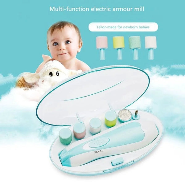 Moulin électrique multifonction pour bébé, avec divers accessoires de tailles variées, présenté sur un plateau blanc.