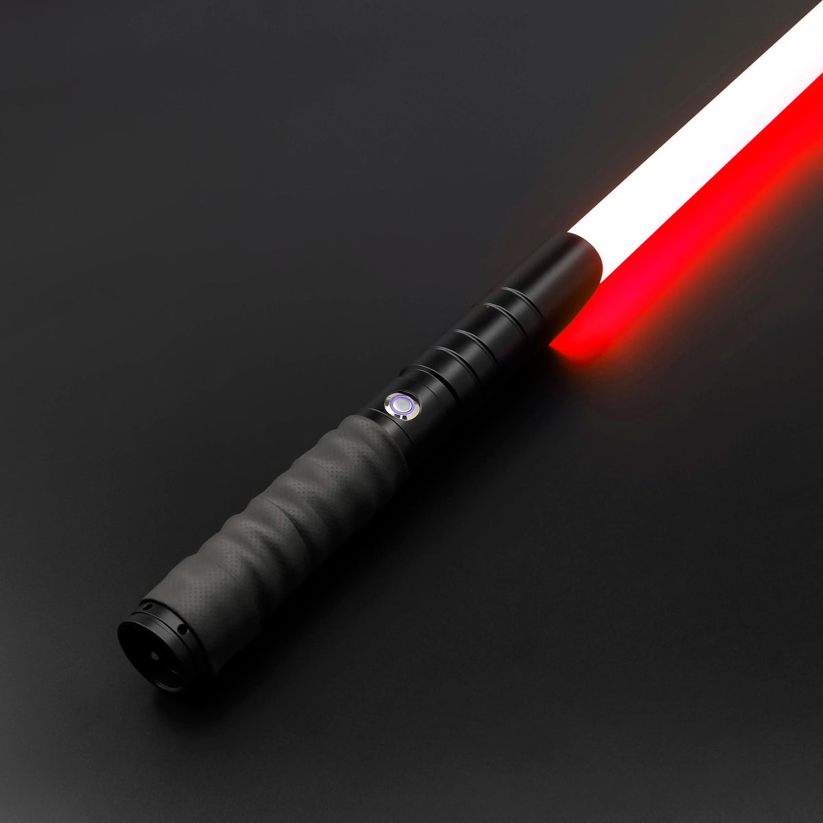 Un sabre laser noir avec une lame rouge est montré en diagonale sur un fond sombre.
