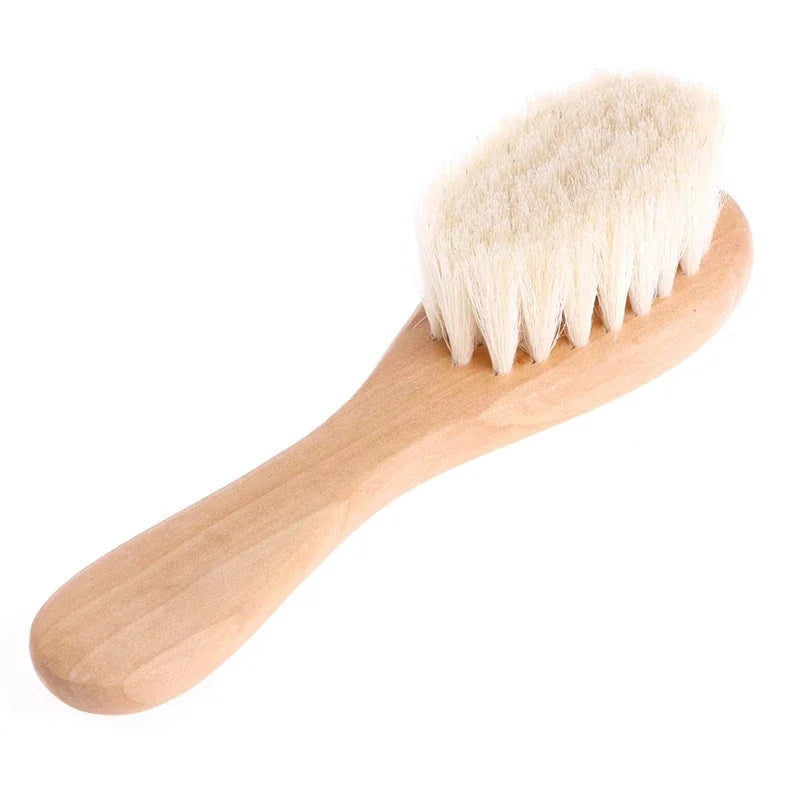 Peine de madera de haya natural y clara con cerdas finas para el cuidado del cabello de recién nacidos.