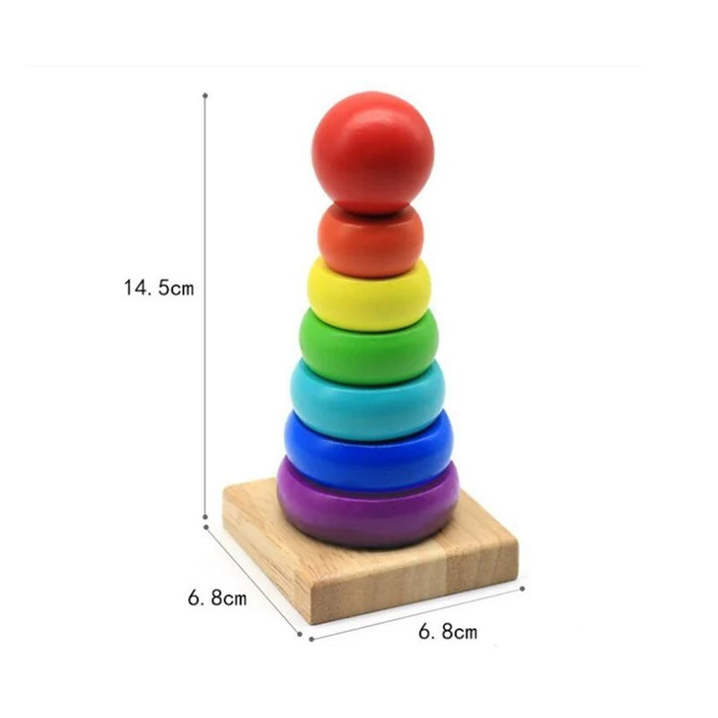 Ein Stapel von fünf bunter Holzringe, vertikal auf einer hellen Holzbasis.