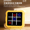 Un plateau de jeu électronique jaune affichant une grille de Tic-Tac-Toe avec des marqueurs rouges et bleus, utilisé pour un 