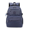Sac à dos de voyage bleu marine et durable avec plusieurs poches et sangles.