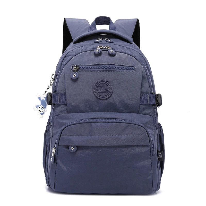 Sac à dos de voyage bleu marine et durable avec plusieurs poches et sangles.