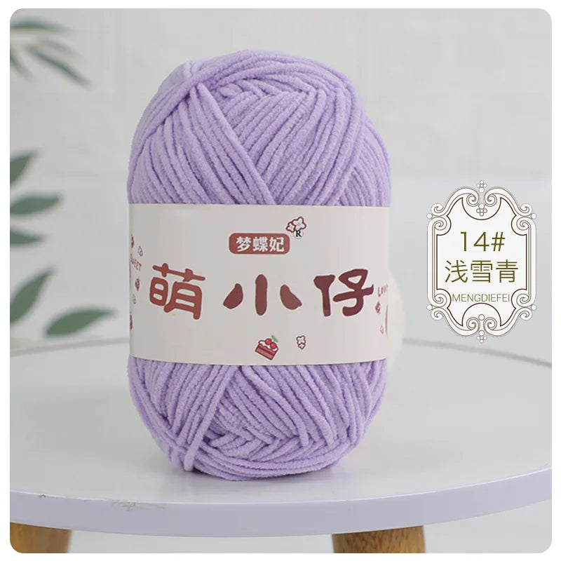 A ball of light purple chenille yarn labeled with Chinese characters for knitting and crochet.