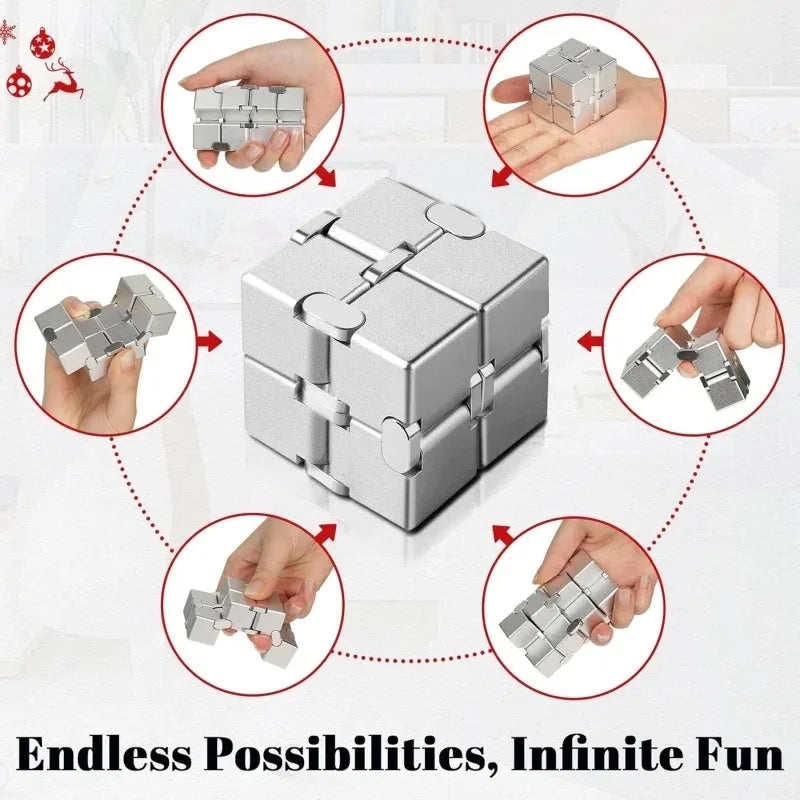 Cube anti-stress en métal argenté, montré sous plusieurs angles tenu par des mains.