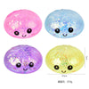 Trois jouets squishy ronds et brillants rose, bleu et jaune avec des visages mignons