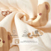Tissu en coton beige clair doux avec un motif d'ours mignon, adapté aux nourrissons.