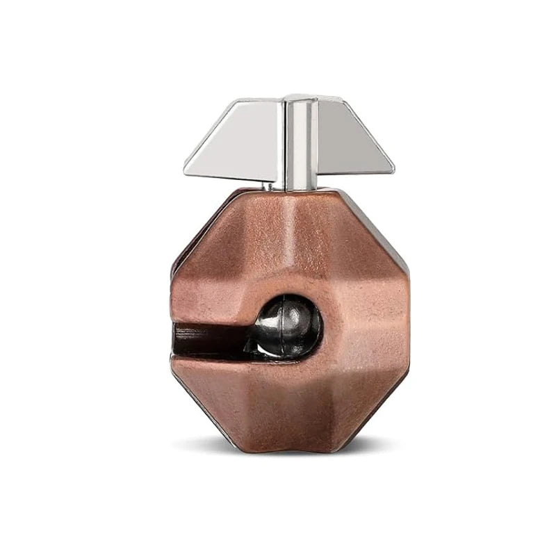 Bronze-farbenes Metall-Gehirn-Rätsel mit silberner dreieckiger Oberseite und dunkler runder Öffnung.
