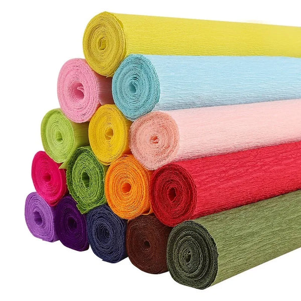 Eine Sammlung gerollter Crêpepapier in verschiedenen Farben wie Gelb, Rosa, Blau, Grün und Rot.