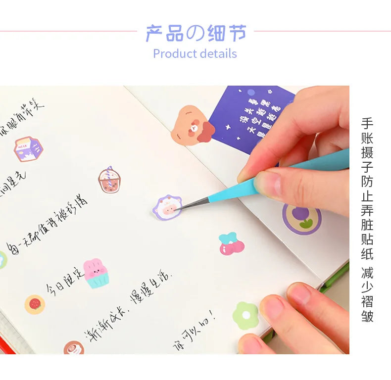 Une main utilise une pince de précision pour placer de petits objets sur du papier pour la création ou le journal