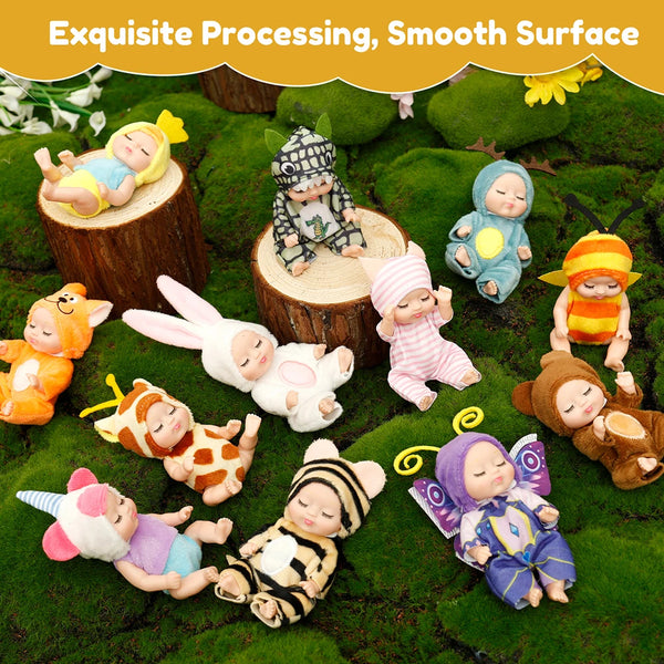 Un set de six mignonnes poupées bébés reborn endormies dans diverses poses et tenues, posées sur de la mousse verte.