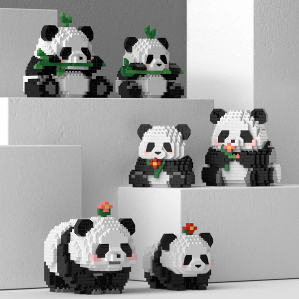 Eine Sammlung von schwarzen und weißen Panda-Bausteinen, auf einem grauen Regal ausgestellt.