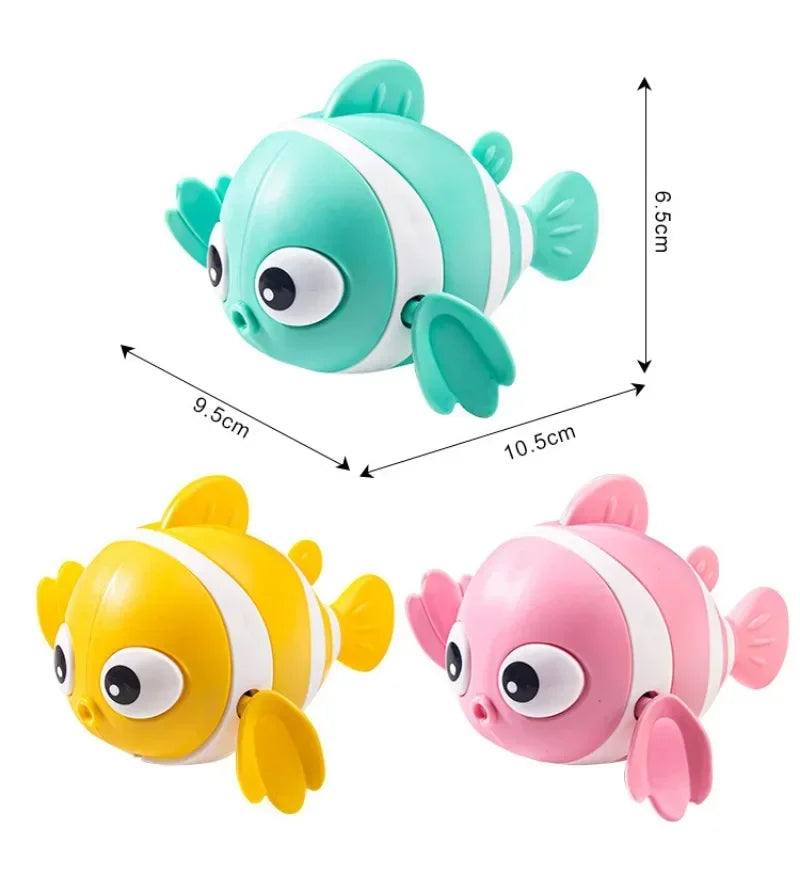 Ein Set aus zwei süßen mechanischen Fischbadspielzeugen für Babys, eines türkis-weiß und eines gelb-rosa.