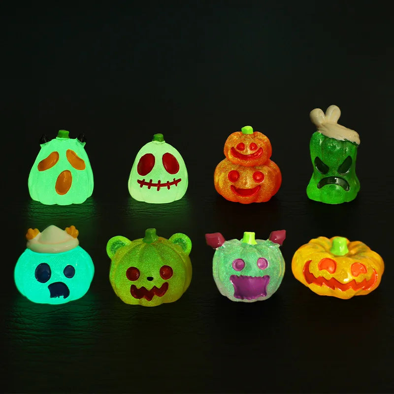 Colección de adornos de calabazas fantasma bruja brillantes en varios colores y formas.