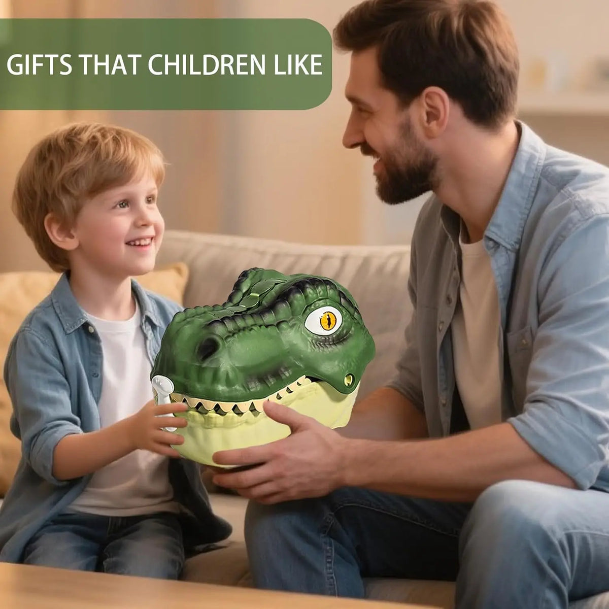 Un garçon tient une figurine de dinosaure vert en interaction avec un adulte.