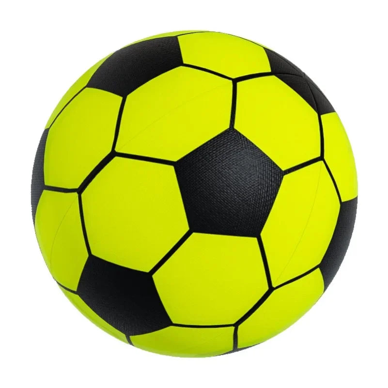 Un ballon de football jaune vif et noir avec un design traditionnel à panneaux.