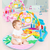Ein Baby sitzt auf einem farbenfrohen Musik-Aktivgym mit gewölbten Rohren und hängenden Spielzeugen.