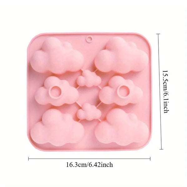 Eine rosa Silikonform mit acht wolkenförmigen Vertiefungen für Kerzen oder Desserts.