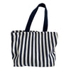 Sac à main en toile rayée à l'épaule, avec des rayures verticales marine et blanc cassé.
