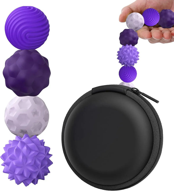Eine Hand hält einen Stapel lila und grauen silikonigen magnetischen Fidget-Bälle neben eine schwarze Reißverschlusstasche.