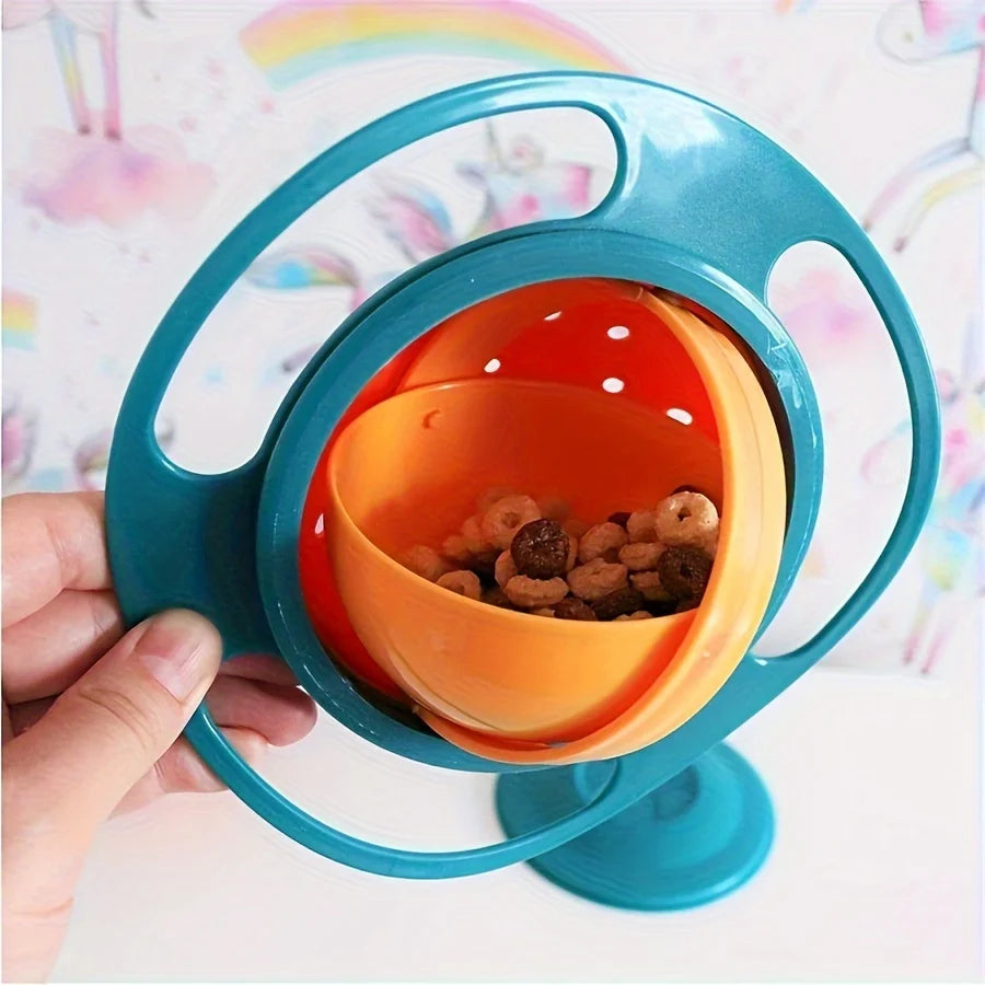 A hand holds a teal splash-proof gyro bowl with an orange lid and base.