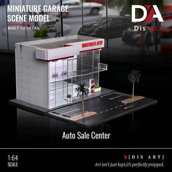 En miniature garage scene model af et to-etagers autosalg center med en udstillingsmontre og parkeringsområde.