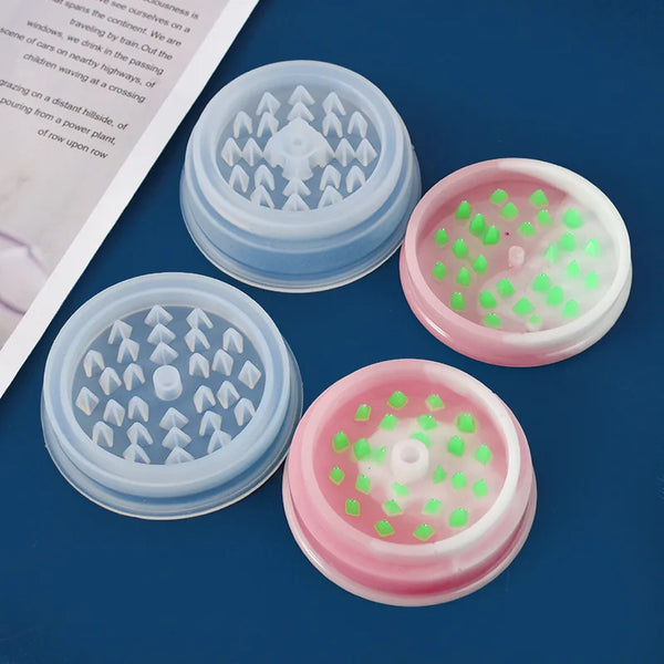 Vier runde Silikon-Epoxidharzformen in Blau und Pink mit verschiedenen kleinen Formen für Bastelarbeiten