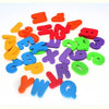 Une collection de lettres alphabet en plastique colorées utilisées pour des puzzles de bain.