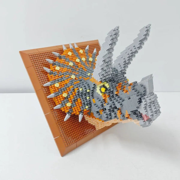 Un modèle en briques LEGO orange et gris représentant une créature féroce, peut-être un caméléon, un requin ou King Kong
