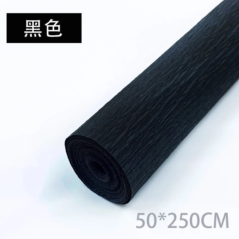 Rolle schwarzes Crêpepapier für DIY und Basteln, diagonal dargestellt.
