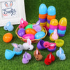 Assortiment coloré d'œufs de Pâques et de lapins en peluche dans diverses teintes pastel, disposés sur de l'herbe verte.