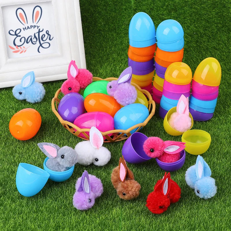 Assortiment coloré d'œufs de Pâques et de lapins en peluche dans diverses teintes pastel, disposés sur de l'herbe verte.