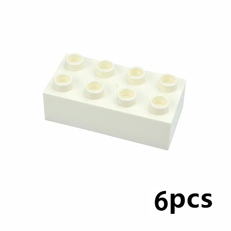 Un plateau blanc contenant six blocs de construction épais et auto-bloquants pour enfants.